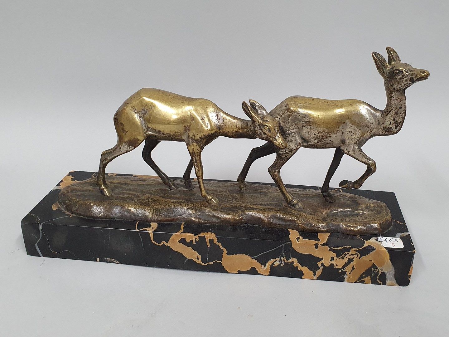 Null 罗沙尔-伊雷妮(1906-1984)

两只鹿

黑色纹理大理石底座上的银色古铜器

在露台上: I. Rochard

古铜色的重要磨损，有氧化的痕&hellip;