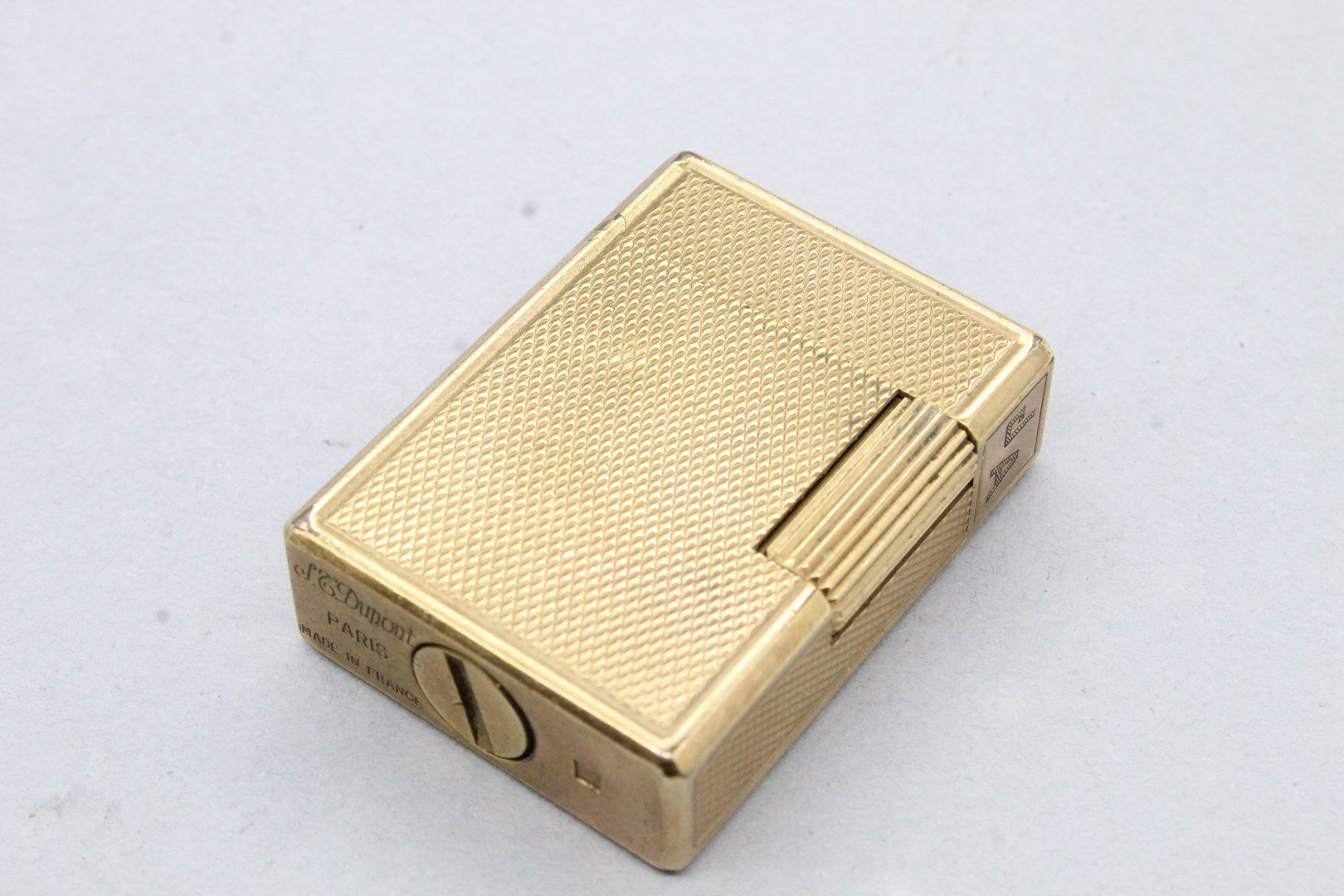 Null S.T. DUPONT 

Encendedor de metal dorado. 

Firmado S.T. Dupont y numerado.&hellip;
