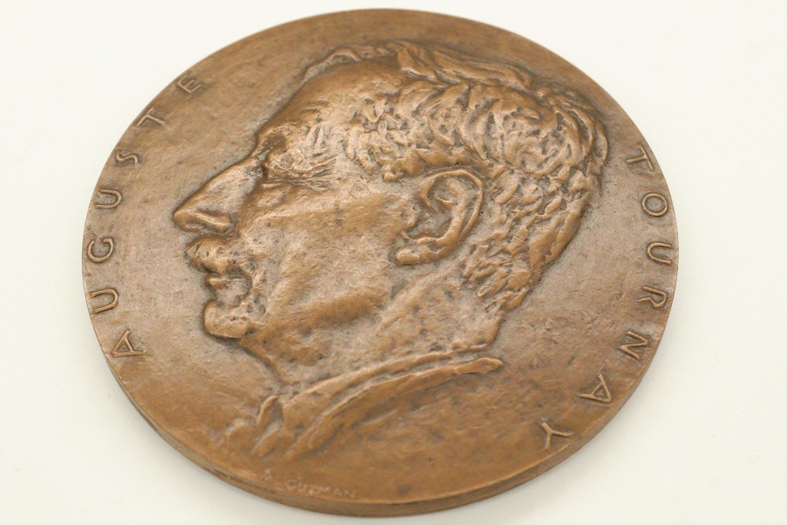 Null 铜桌奖章

正面：奥古斯特-图尔内的左面轮廓，SBD A。古兹曼。

反面：侧视图中的异形体；中间是一张女性的脸。

直径：6.70厘米 - 光滑边缘&hellip;