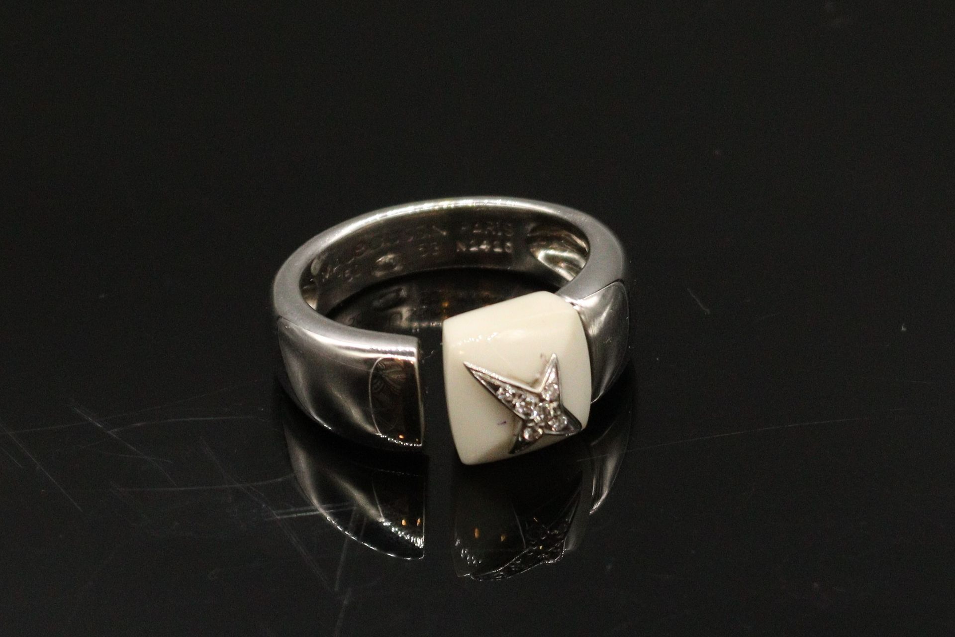 Null 莫布森18K（750）白金戒指，白色陶瓷和小钻石。Etoile Sublime "模型。小型模型。有签名和编号的。

手指大小：52 - 毛重：7.9&hellip;