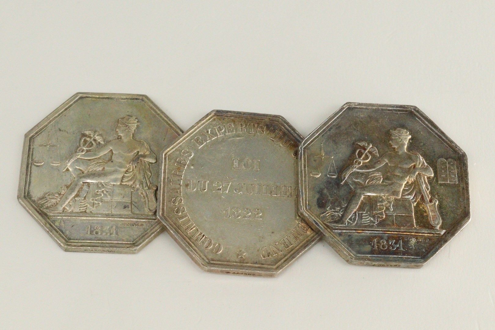 Null 三个19世纪的八角形银质令牌：政府专家专员。

正面：墨丘利坐在左边。1831年。

反面：COMMISSAIRES EXPERTS DU GOUVE&hellip;
