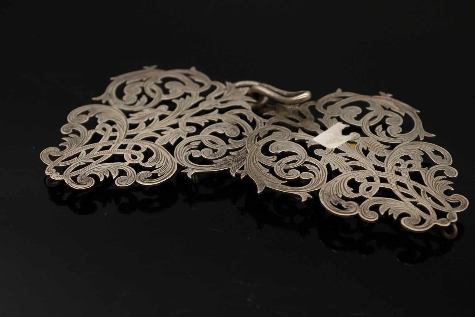 Null 银质衣钵扣（800），刻有镂空的叶子装饰。

标志：野猪。

长度：14厘米。

重量：30.80克。