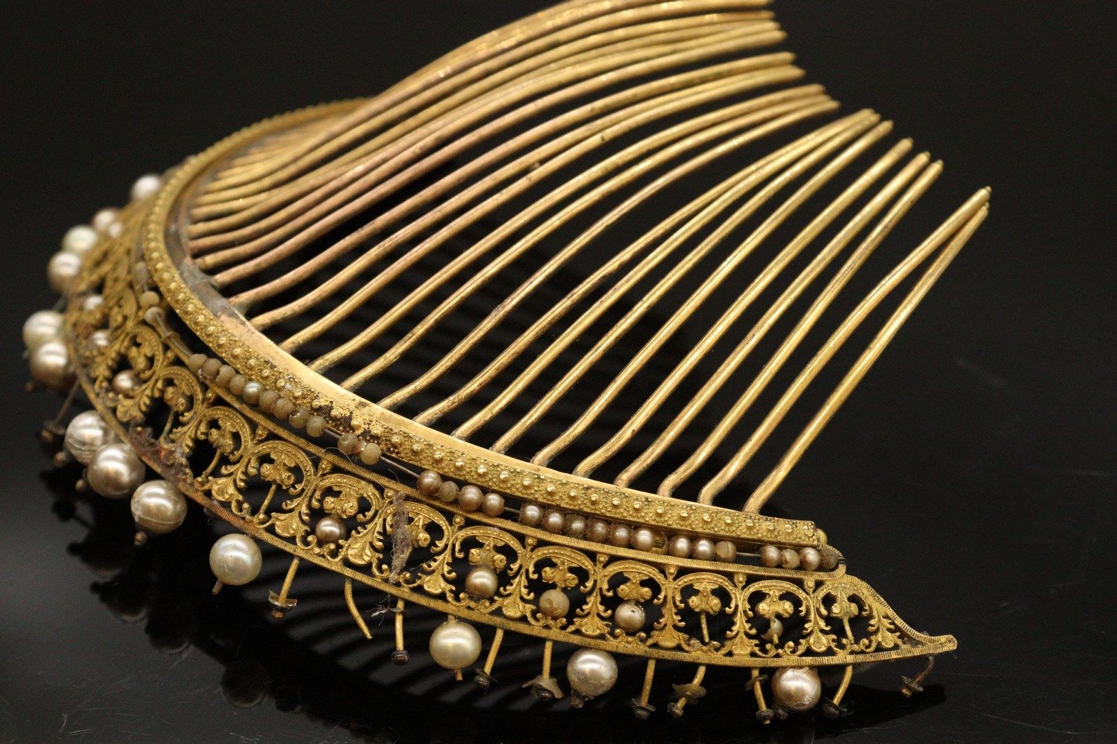 Null Peigne tiare en métal doré orné de perles.

(Manques)

Travail fin XIXe - d&hellip;