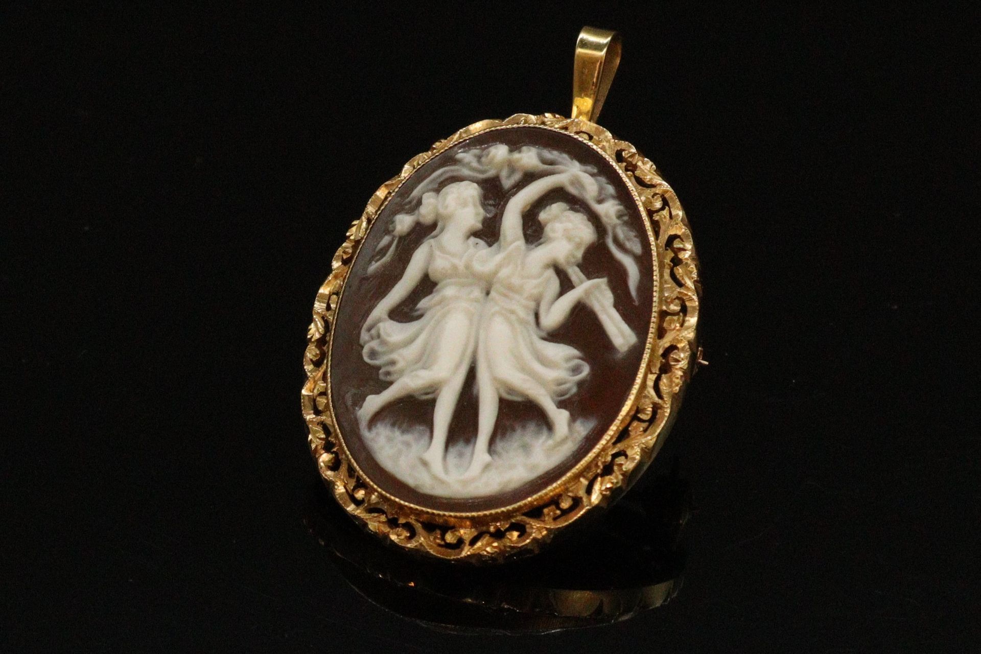 Null 18k (750) yellow gold brooch with a cameo representing two dancing women.

&hellip;