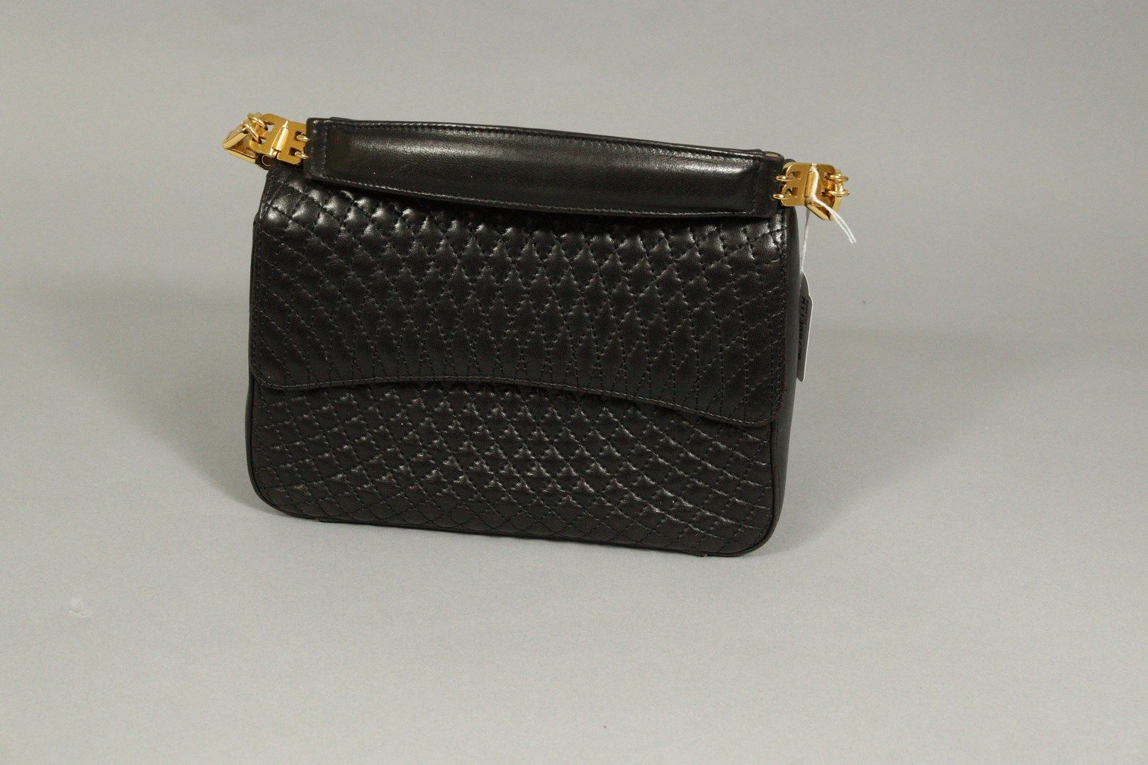 Null BALLY

手提包和钥匙包，外部为绗缝皮革，黑色，有金色细节。内部有字母图案。

意大利制造。

使用状况。

尺寸：17×21厘米和8×9.50厘&hellip;