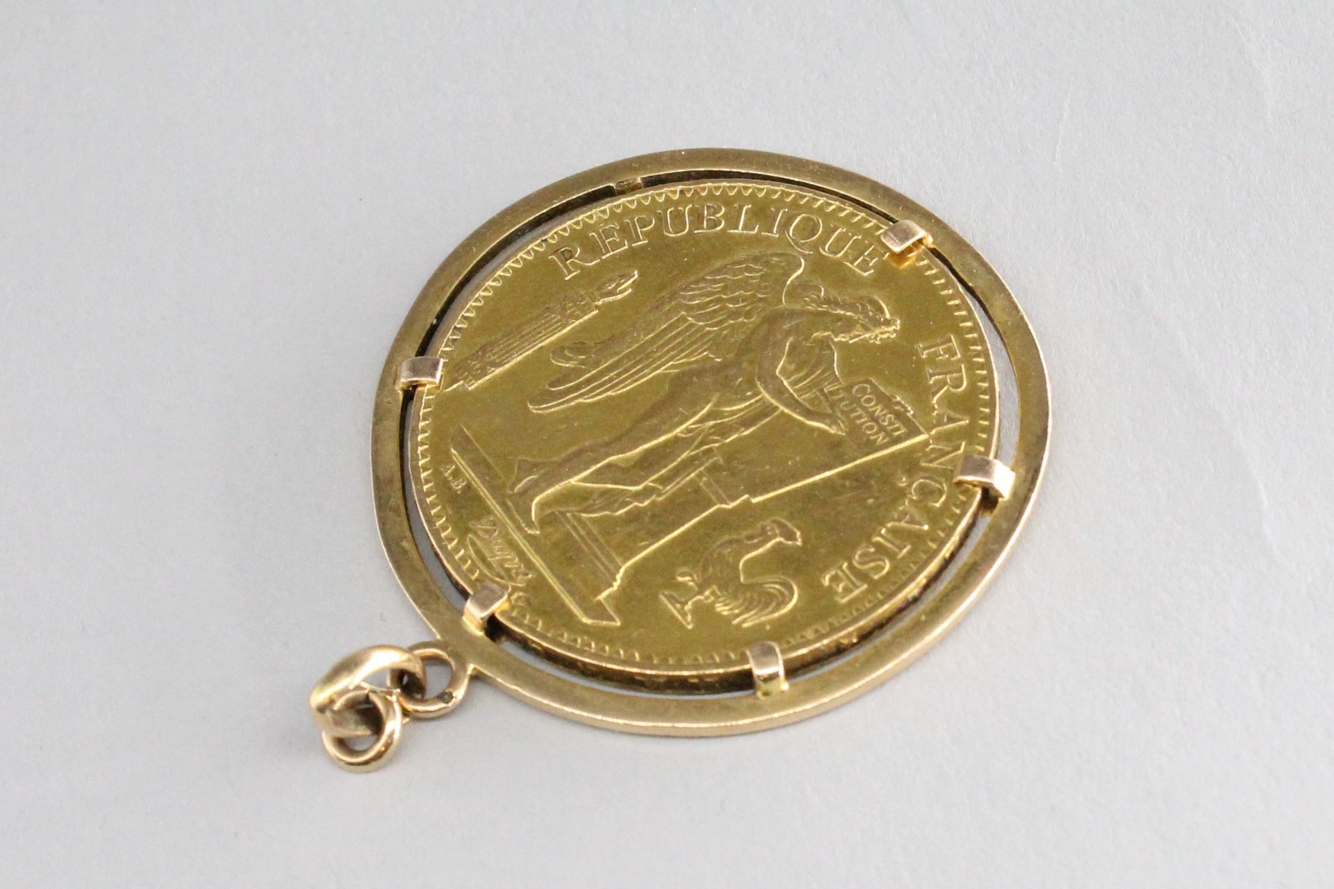 Null 100-Franc-Goldmünze (1905 A), als Anhänger aus 18k (750) Gelbgold montiert.&hellip;