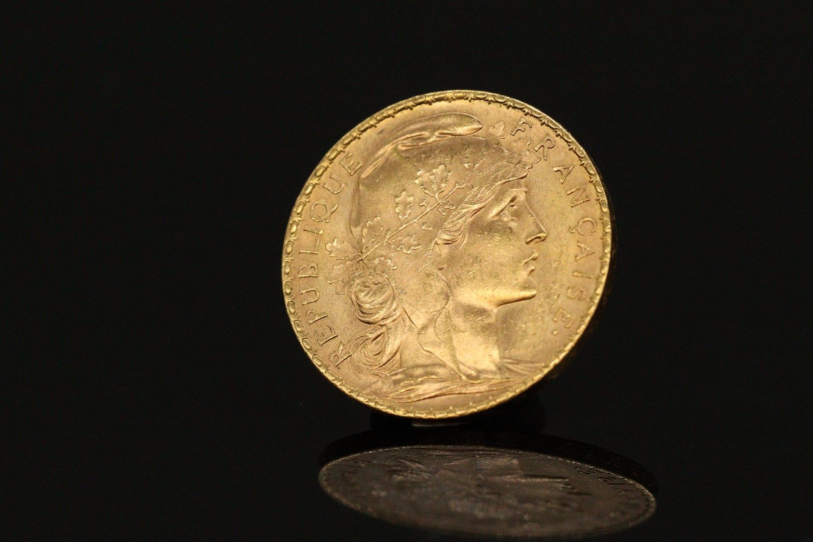 Null Gold coin of 20 francs Coq (1906)

TTB to SUP. 

Weight : 6.45 g.