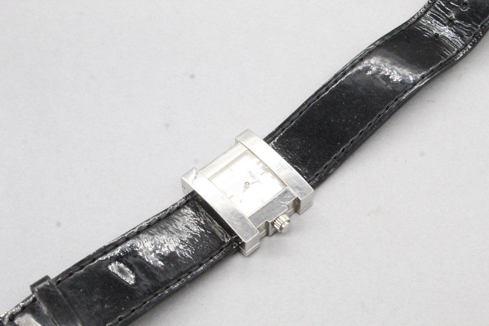 PEQUINET 
Montre bracelet de dame, boîtier carré en métal argenté, cadran à 
fon&hellip;