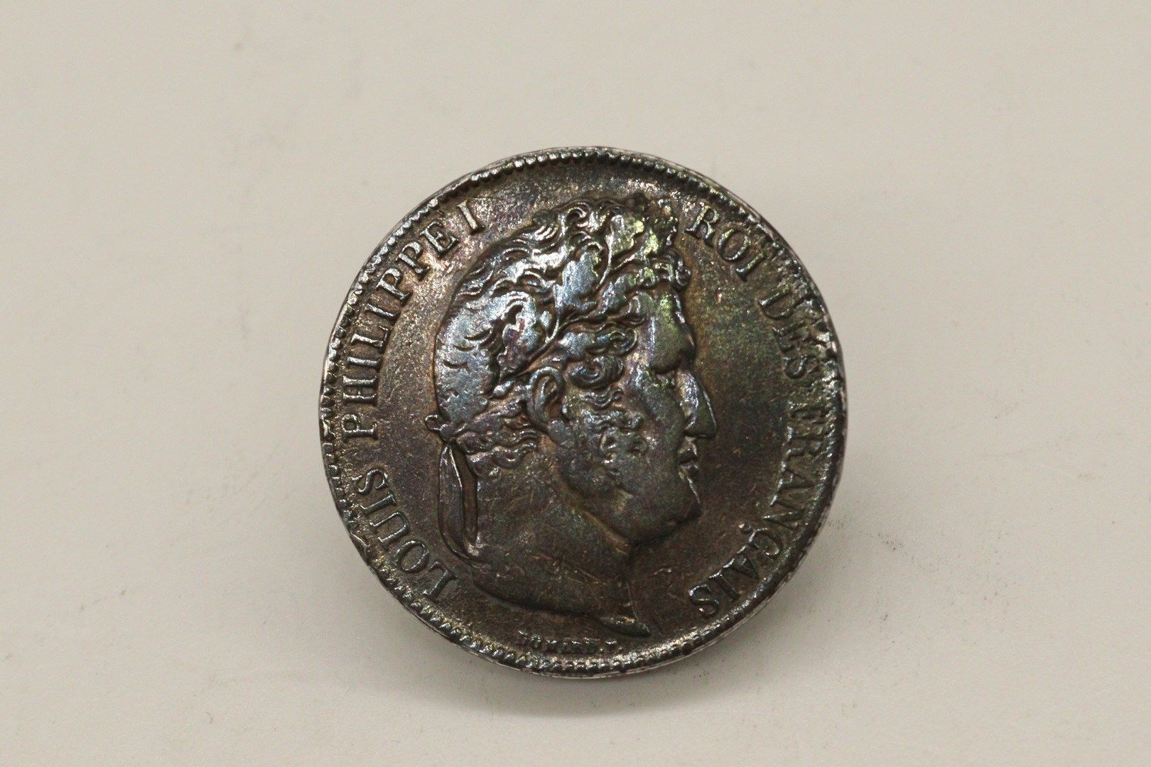 Null 胸针由一枚5法郎的路易-菲利普一世1836年BB银币制成，焊接针。研讨会：斯特拉斯堡。



毛重：25.30克。