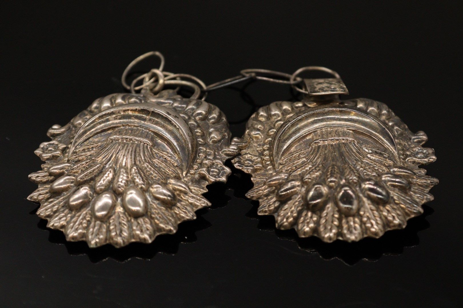 Null 诺曼银衣钵扣（800），压印有麦穗和半月形装饰。

唛头:

- 的第2个标题Minerve（1838-1919）。

- JL大师的头顶是一把小铲子&hellip;