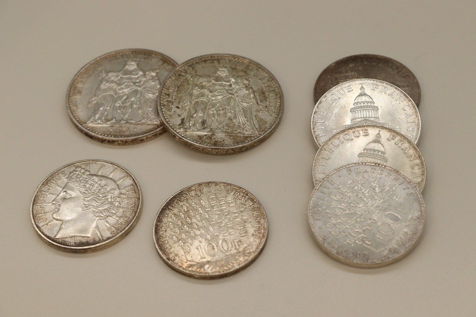 Lot de pièces en argent comprenant : 
- 5 x 100 francs Panthéon 
- 100 francs Fr&hellip;