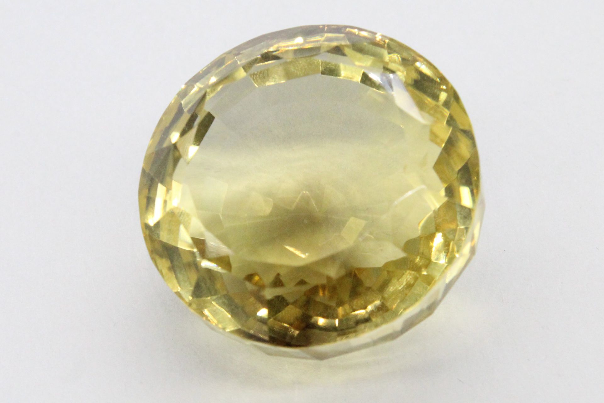Null Round citrine on paper.

Weight : 325 cts.