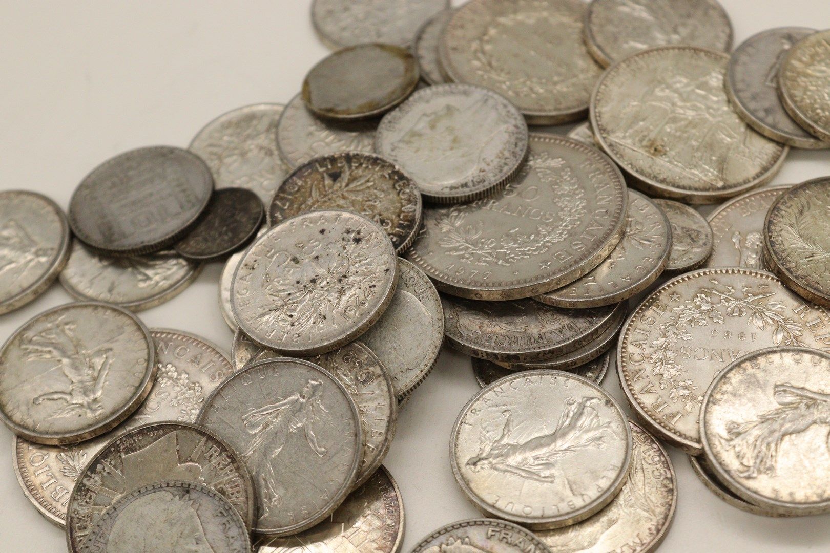 Null 一批法国银币，包括:

- 10法郎

- 20法郎

- 50法郎 

- 100法郎

重量：660克。