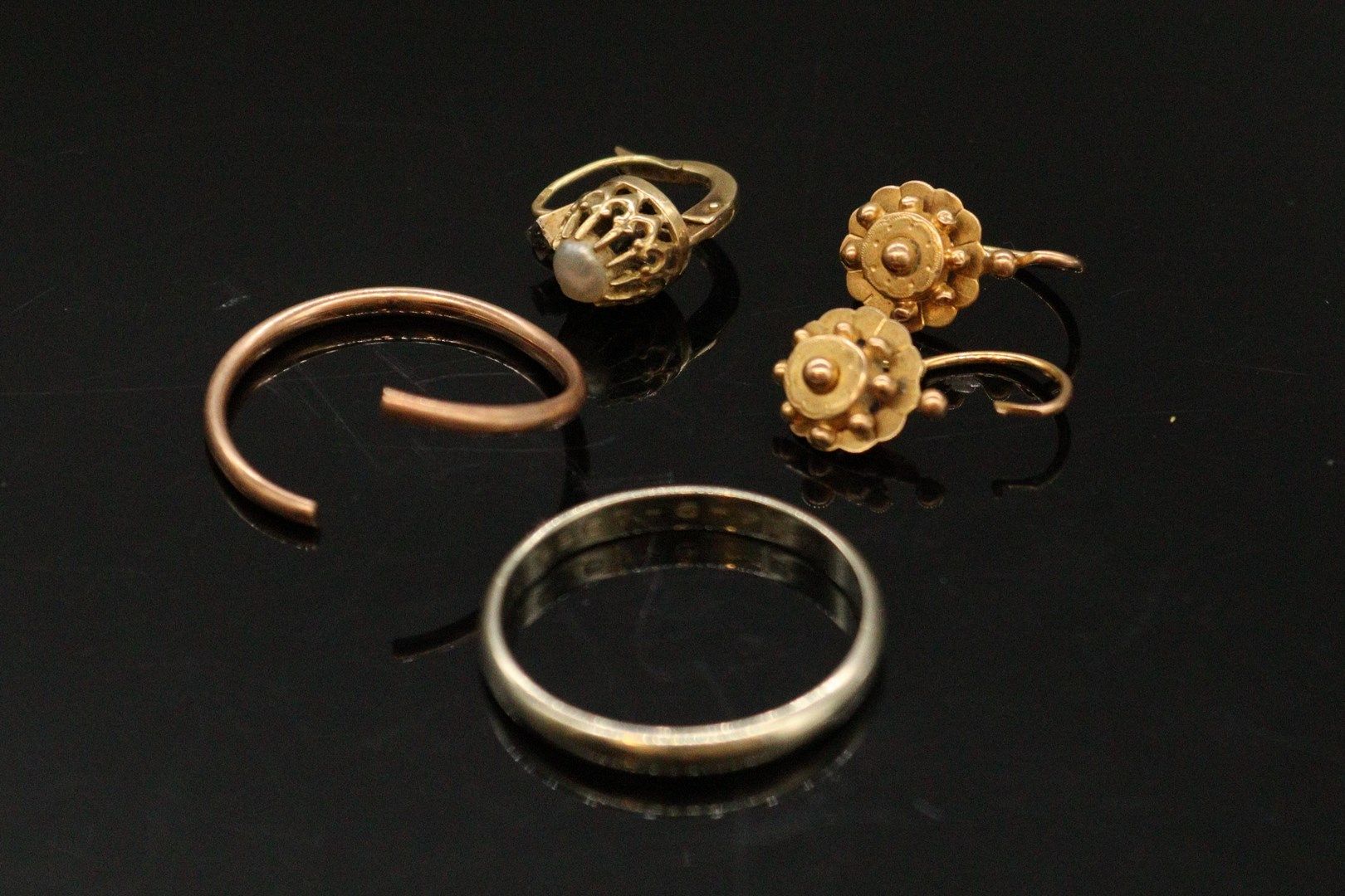 Null 黄金碎片 :

- 一对18K(750)黄金卧具 .

- 18K(750)黄金孤儿耳环，镶嵌着一颗巴洛克珍珠

- 一枚18K（750）白金的结婚戒&hellip;