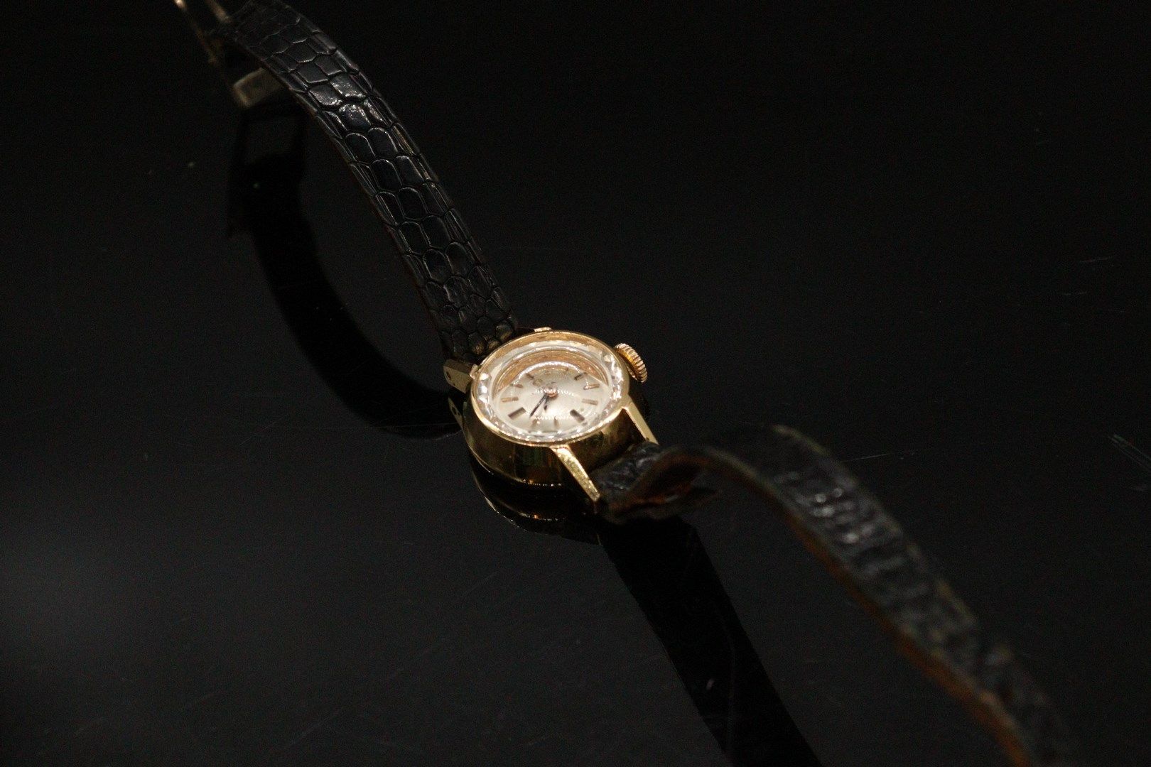 Null 欧米茄

女士腕表，18K（750）黄金表壳，银色表盘，带时标。机械机芯。启示录的皮表带。

毛重：12.18克。
