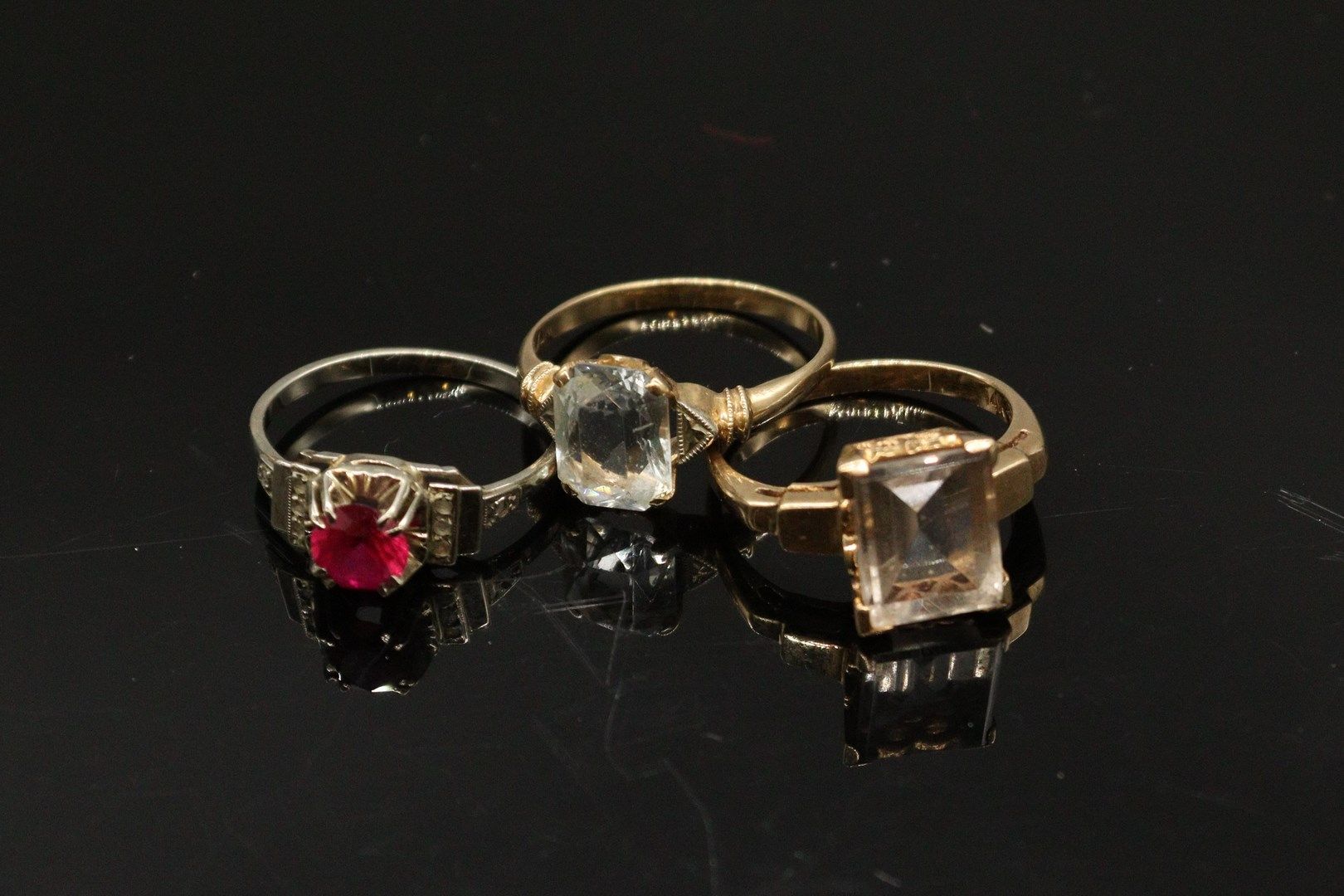 Null 一批三枚戒指，包括:

- 一枚14K（585）黄金戒指，镶有海蓝宝石

手指大小：54

- 一枚14K(585)黄金戒指，上面有一颗岩石水晶

手&hellip;