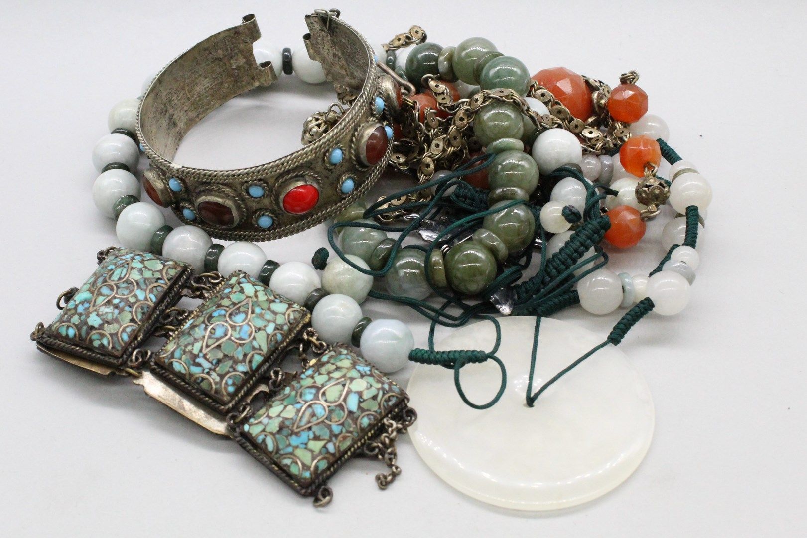 Null 大量的服装珠宝，包括:

硬石和仿石项链，金属和硬石手链，一枚银质胸针。