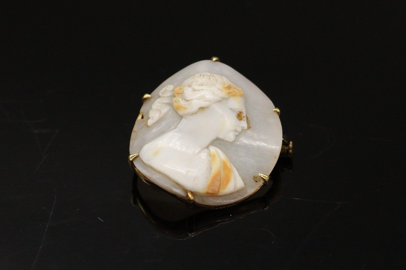 Null Cameo shell veined depicting a bust of a young woman in the antique style. &hellip;