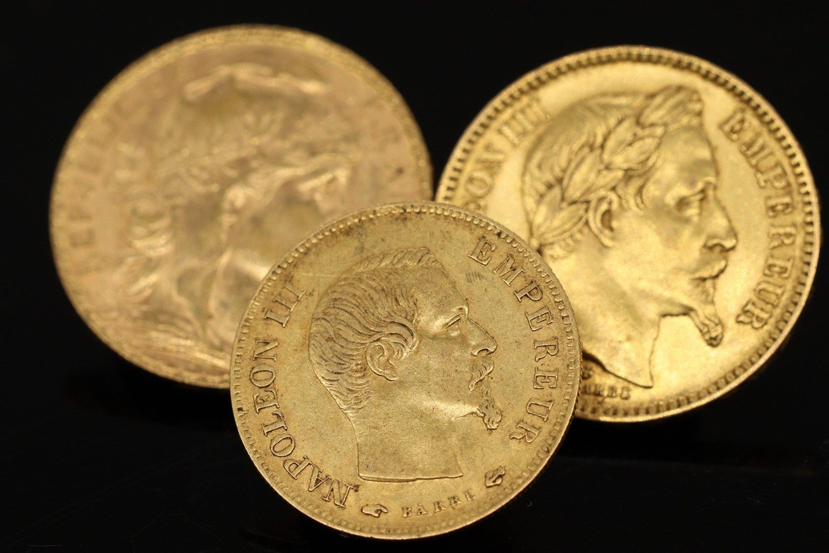 Null 一批三枚金币，包括:

- 20法郎拿破仑三世的月牙形图案（1866年BB）。

-20法郎与公鸡1911年

-10法郎拿破仑三世光头(1857年A&hellip;