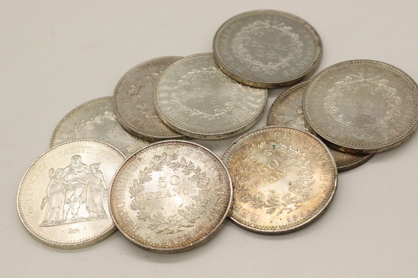Null Neun 50-Franc-Silbermünzen vom Typ Herkules.

Gewicht: 270 g - Verschiedene&hellip;
