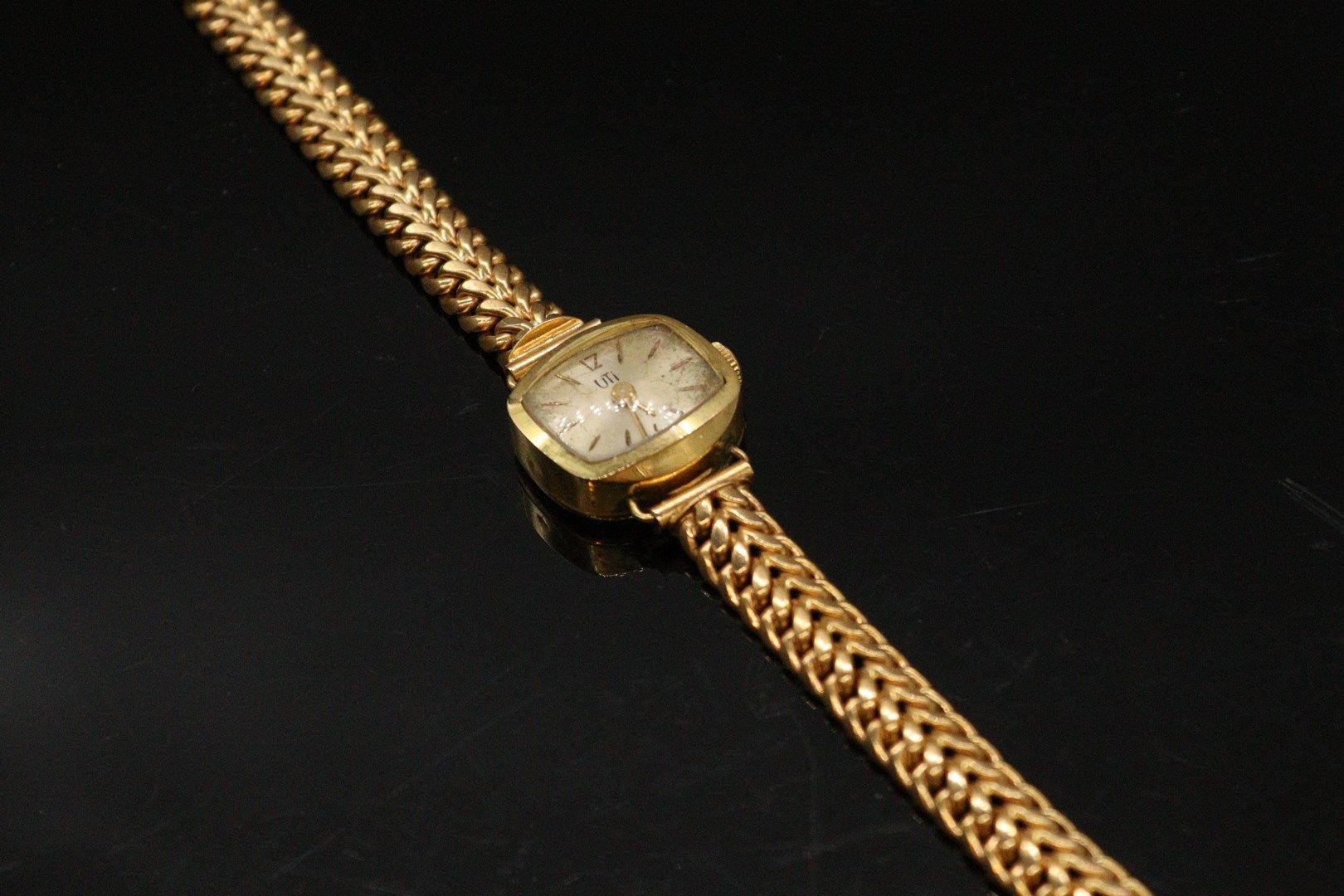 UTI 
Montre bracelet de dame en or jaune 18K (750) bracelet tressé tout or, cadr&hellip;