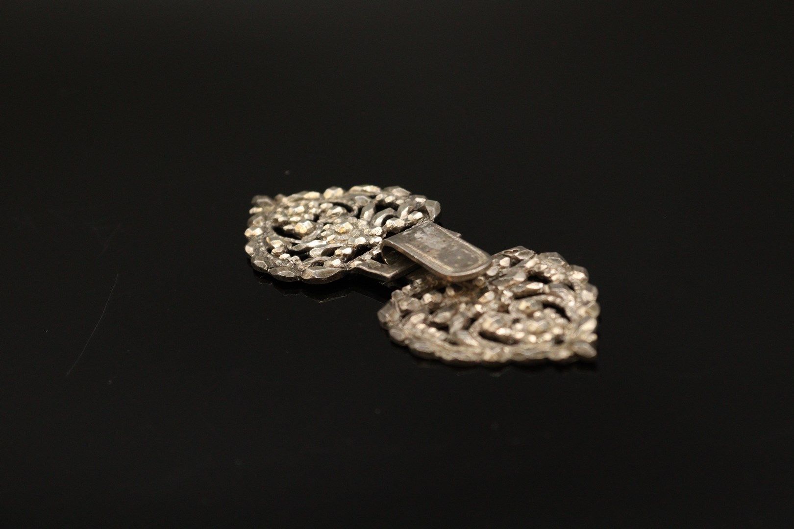 Null Norman clasp of mantle in silver (800) cast and chased with plant decoratio&hellip;