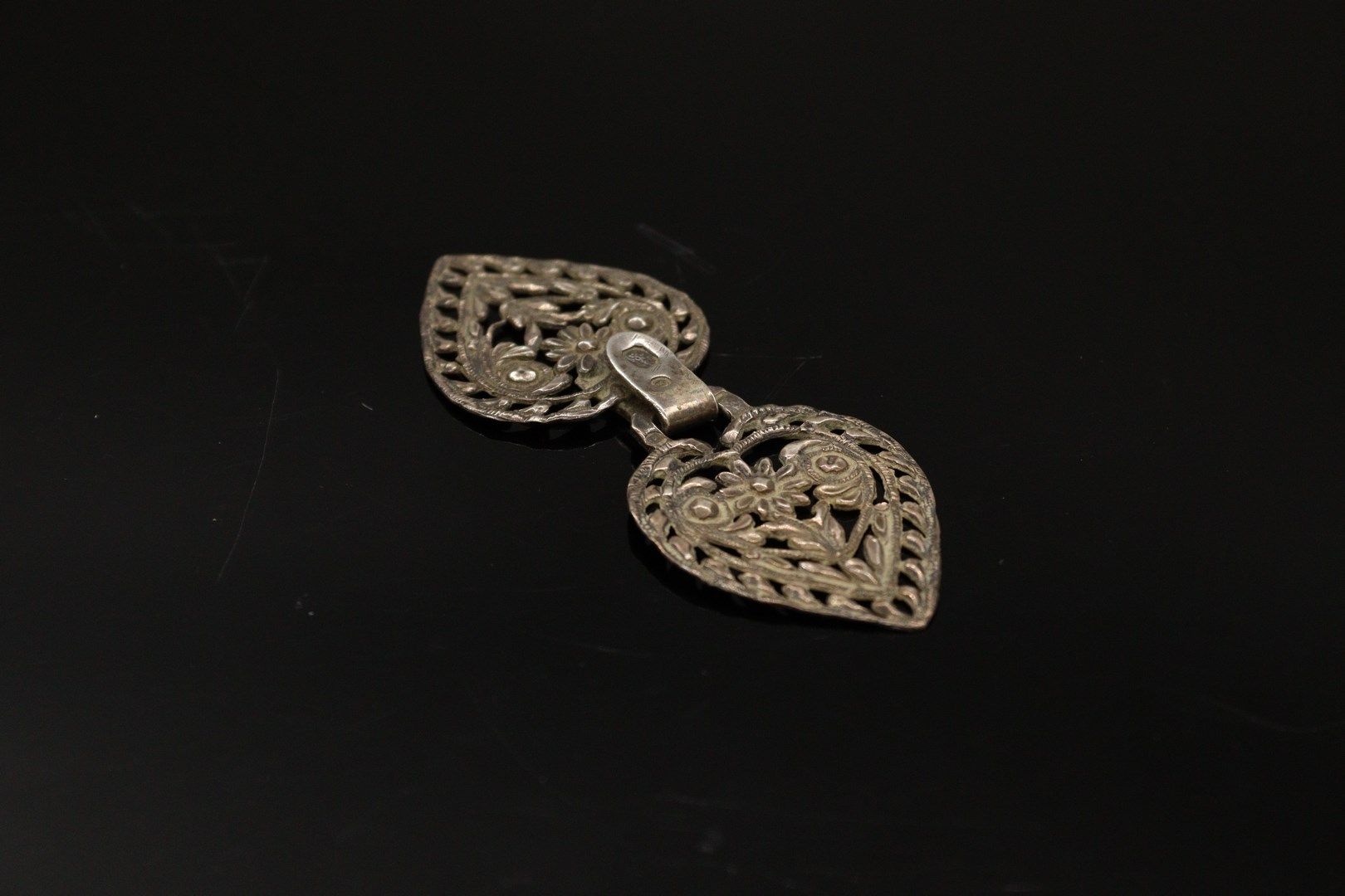 Null Kleine Mantelspange aus Silber (950) in Herzform mit ziseliertem Dekor aus &hellip;