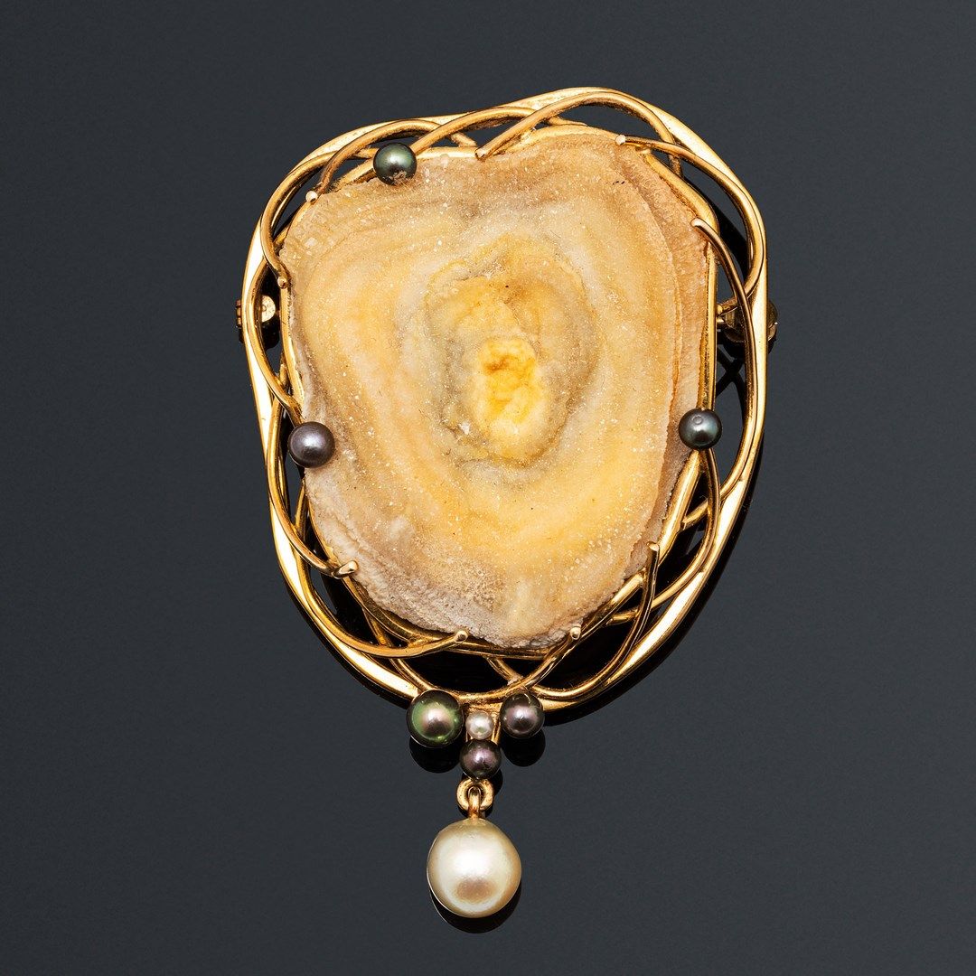 Null Broche en fils d'or 14K (585), ornée d'une fleur d'agate, la monture agréme&hellip;