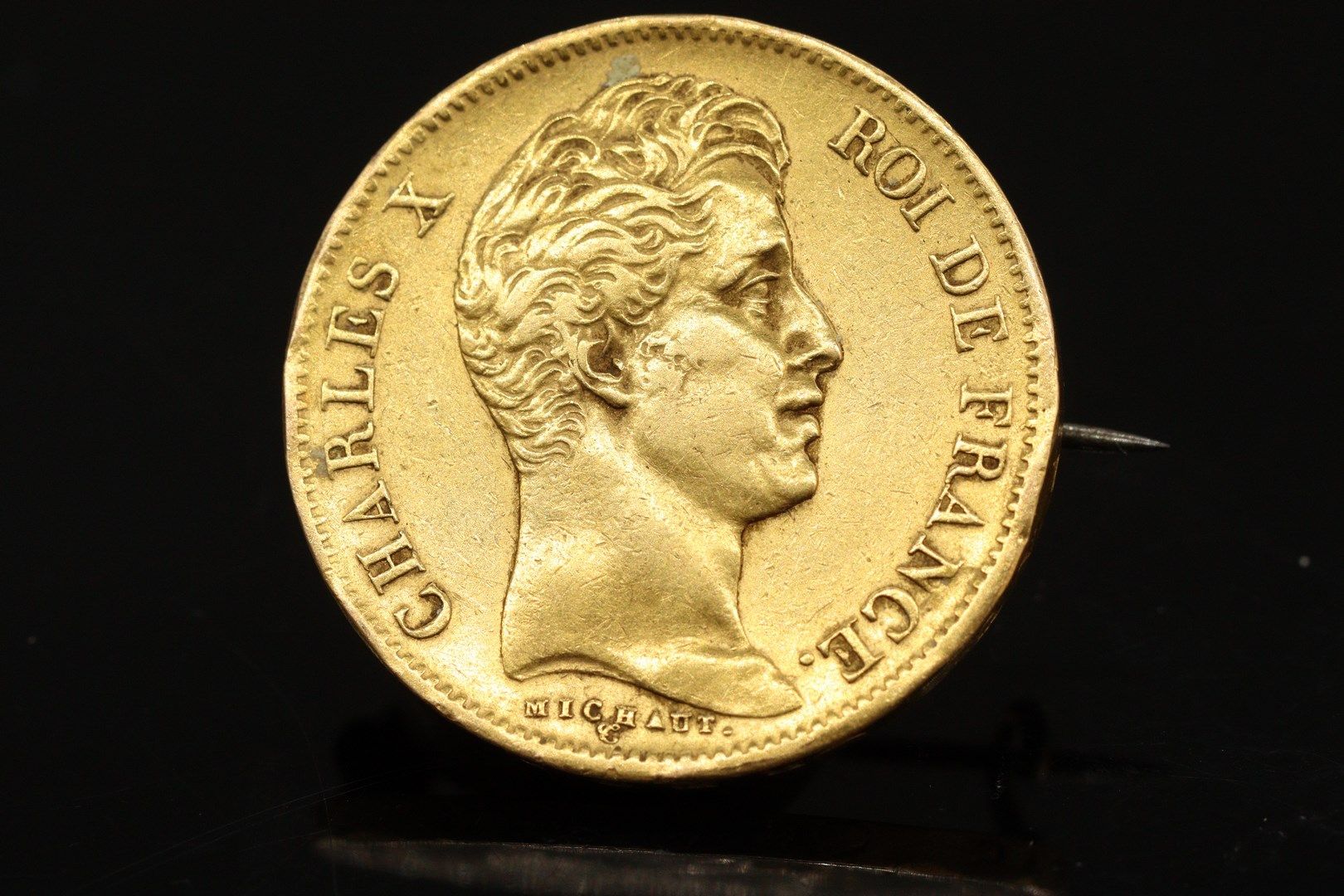 Null Moneta d'oro da 40 franchi montata in una spilla

Peso lordo: 13,29 g