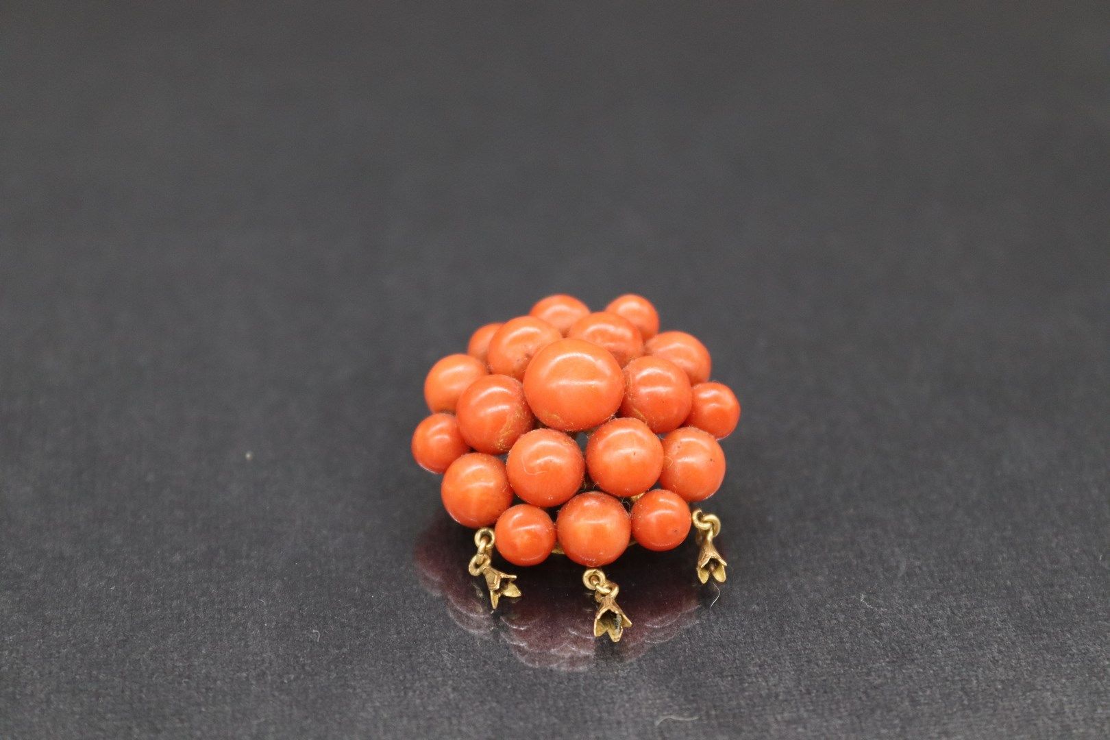 Null Brooch in 18k (750) yellow gold and coral balls decorated with three small &hellip;