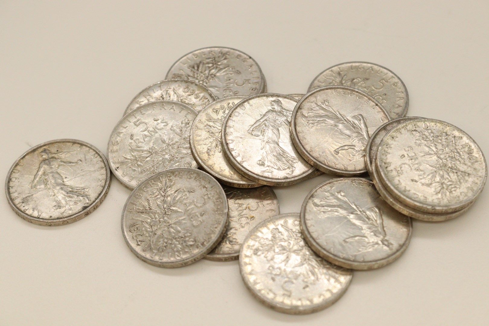 Null Lot of silver coins including 17 x 5 francs Semeuse. 

Weight : 204 g.