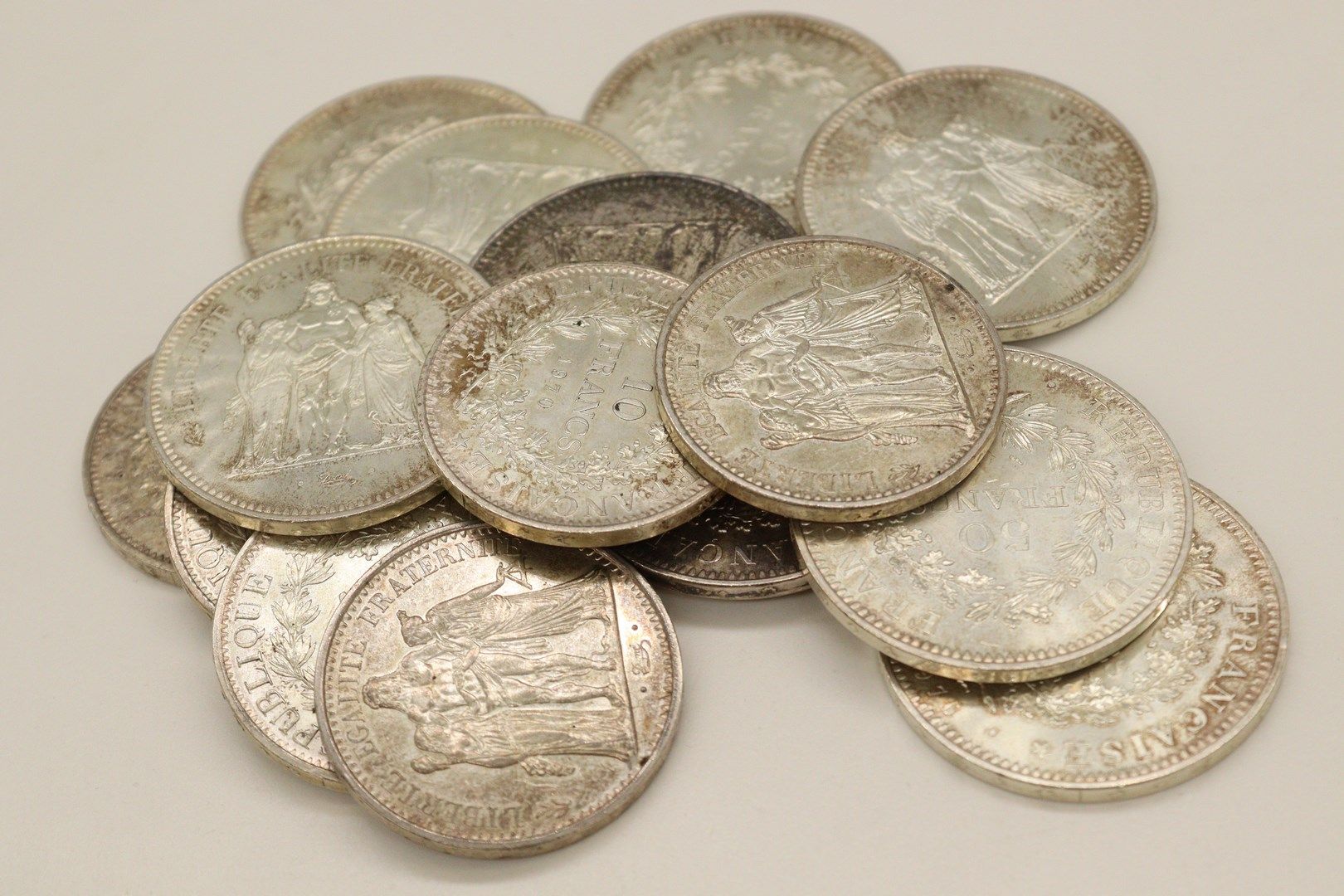 Null Lot de pièces en argent comprenant:

- 50 Francs Hercule 1974, 1975, 1976 x&hellip;