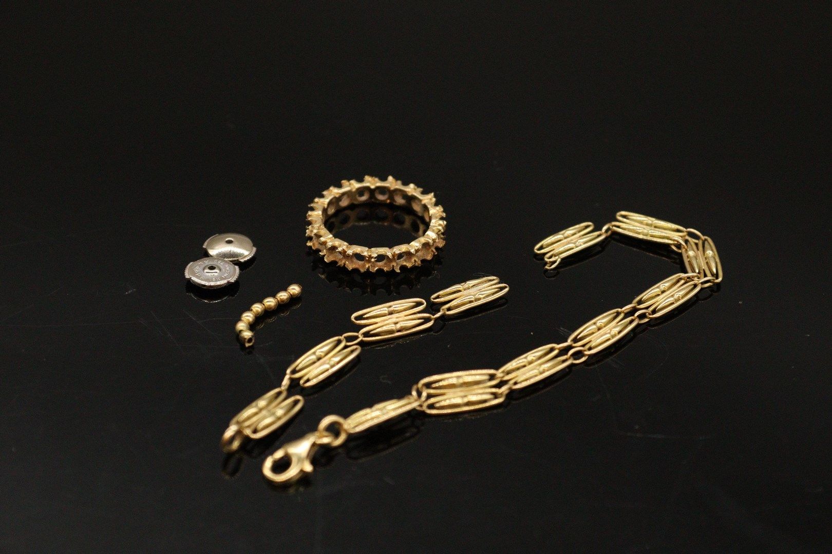 18k (750) gold debris: two white gold earring clasps, ye…