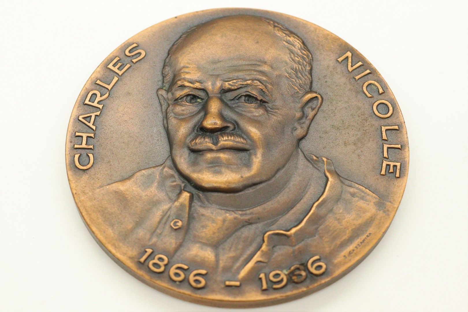 Null 铜质桌牌

正面：CHARLES NICOLLE，半身像1866-1966，SBD S. Gazzaniga。

反面：1966年巴斯德研究所百年纪念&hellip;