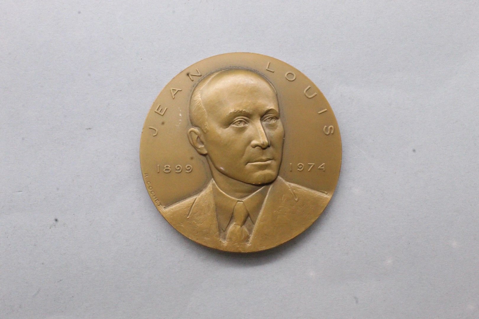 Null Médaille de table en bronze 

Avers buste de Jean Louis 1899-1974, sg. : R &hellip;