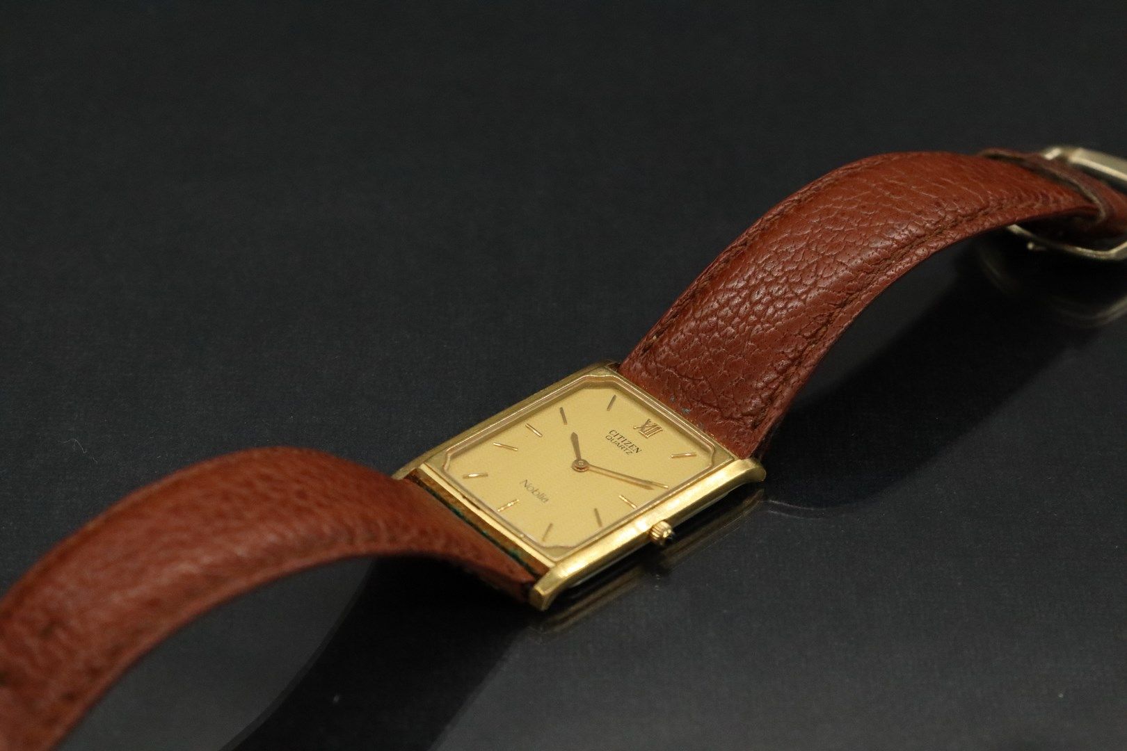 Null CITIZEN Quartz 

Men's wristwatch, rectangular case in gold-plated metal, d&hellip;