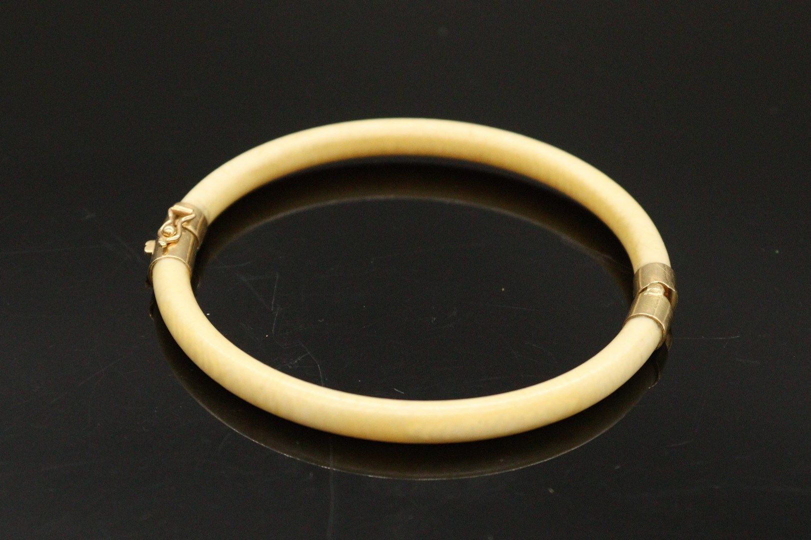 Null Bracelet in 18k (750) yellow gold and bone. 

Eagle head hallmark. 

Wrist &hellip;