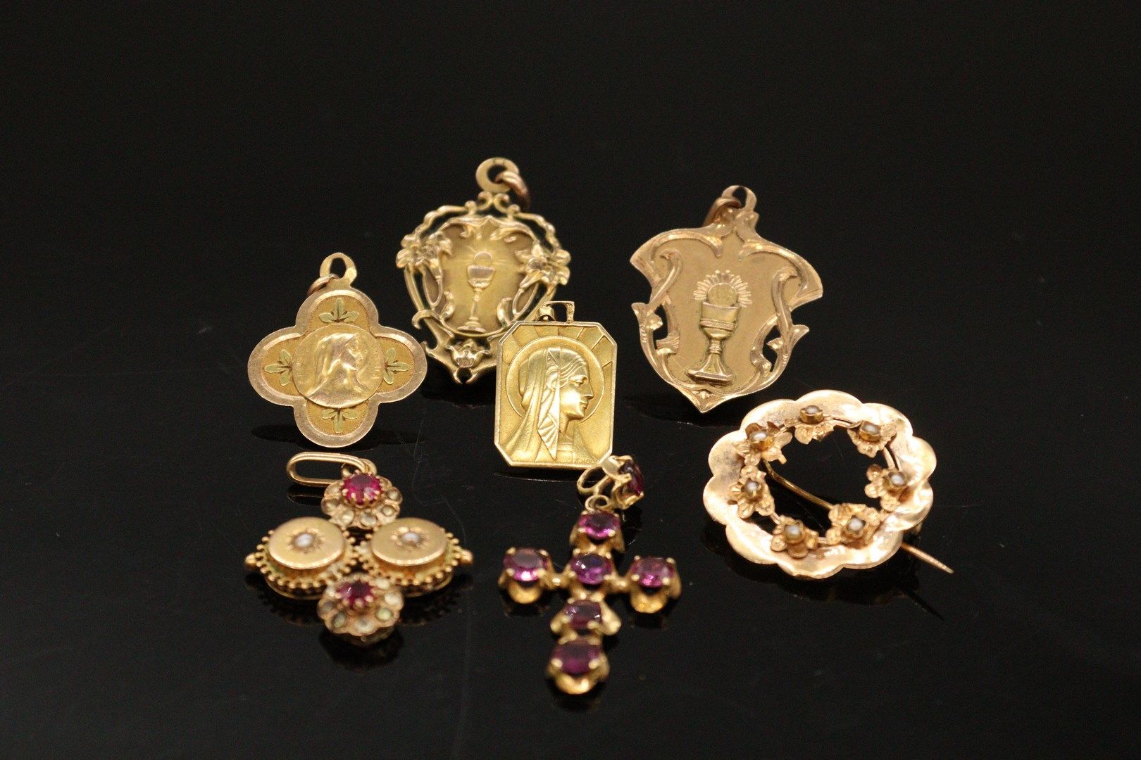 Lot de 5 médailles religieuses, une broche accidentée, un pendentif en or jaune &hellip;
