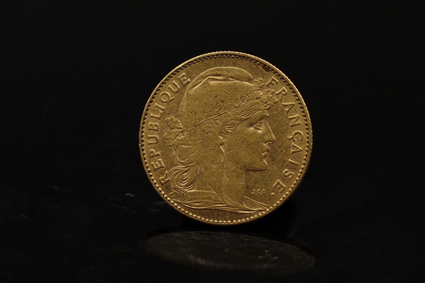 Null 10-Franc-Goldmünze mit Hahn (1901).

Gewicht: 3,22 g.
