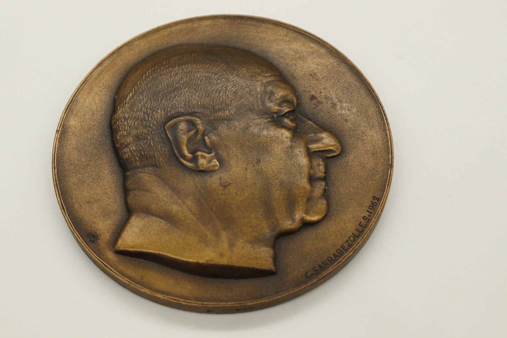 Null Medalla de bronce en la mesa

Anverso: perfil derecho del profesor René Pié&hellip;