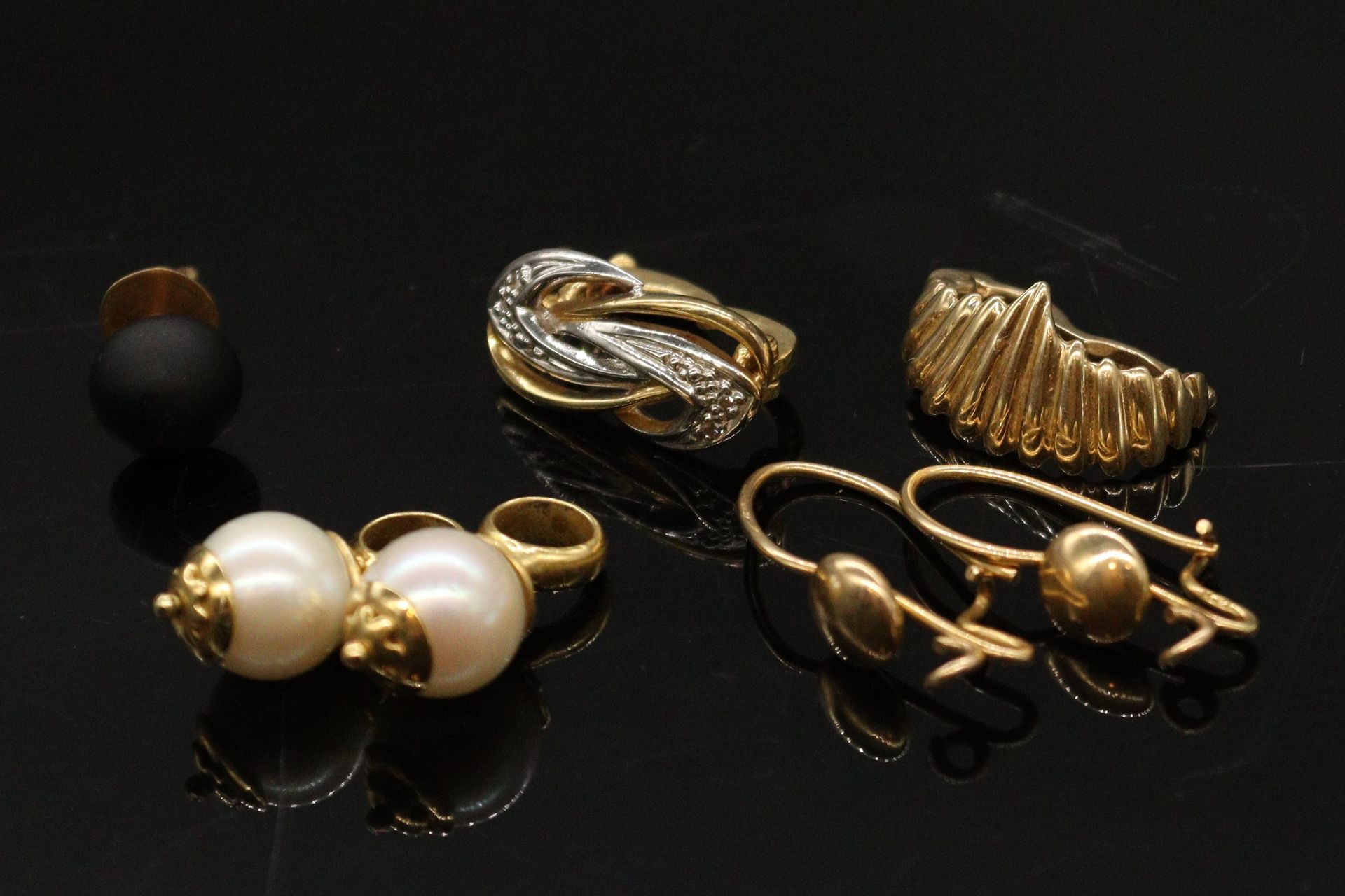 Null 一批黄金的各种标题包括:

- 18K（750）黄金和白金耳环

- 两个14K(585)黄金吊饰，带养殖珍珠。

- 一对14K(585)黄金卧具。&hellip;