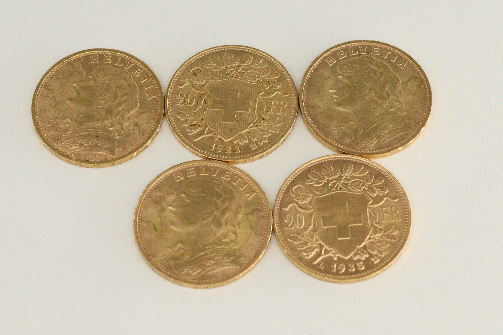 Null Lot von fünf Goldmünzen im Wert von 20 Schweizer Franken (1922; 1930; 1935;&hellip;
