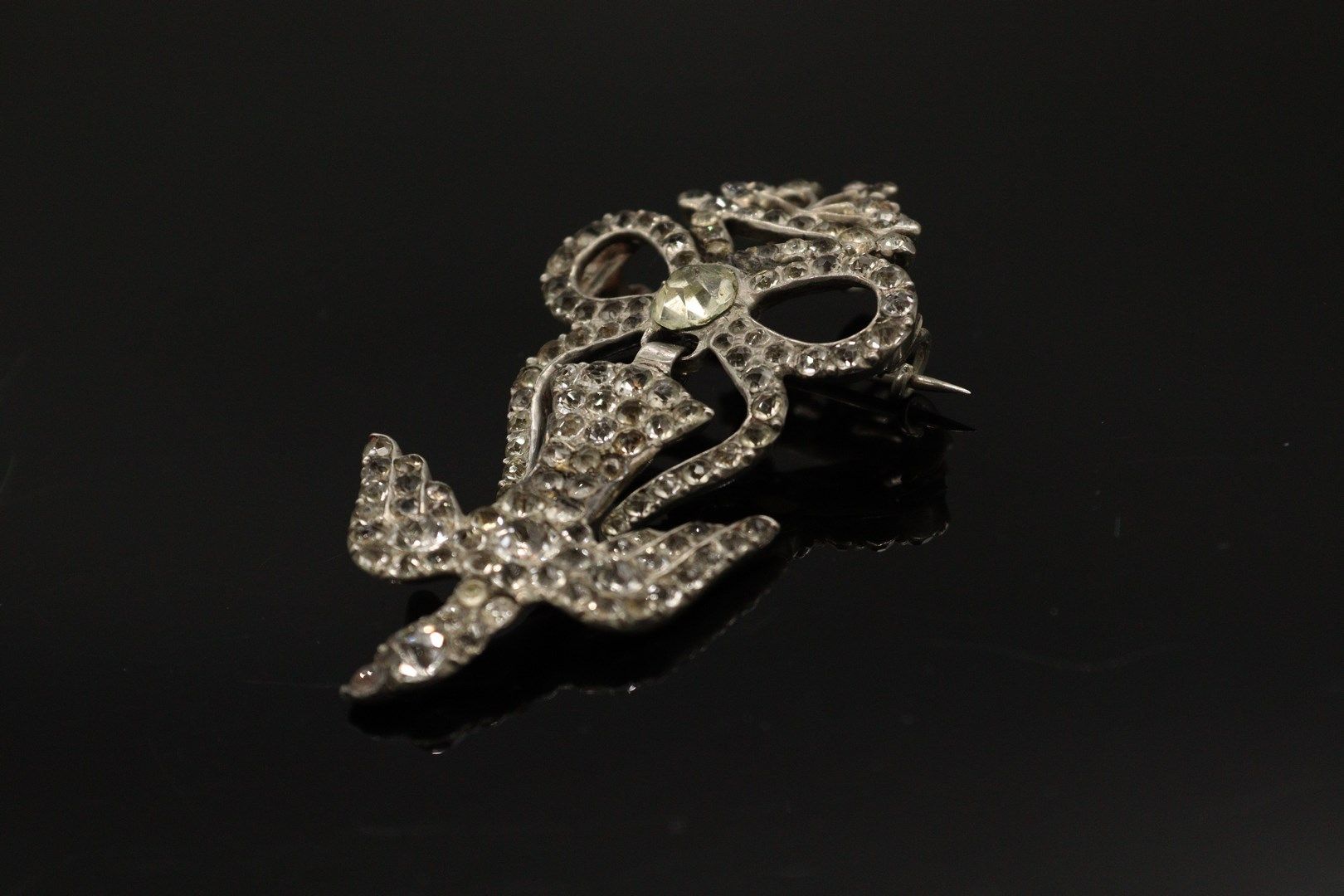 Null 银质（800）"诺曼底的圣灵 "胸针，用白色水钻装饰，由打结的丝带托着一只鸽子形成。

标有一束骑士部（1809-1819）。

长度：7厘米。

毛&hellip;