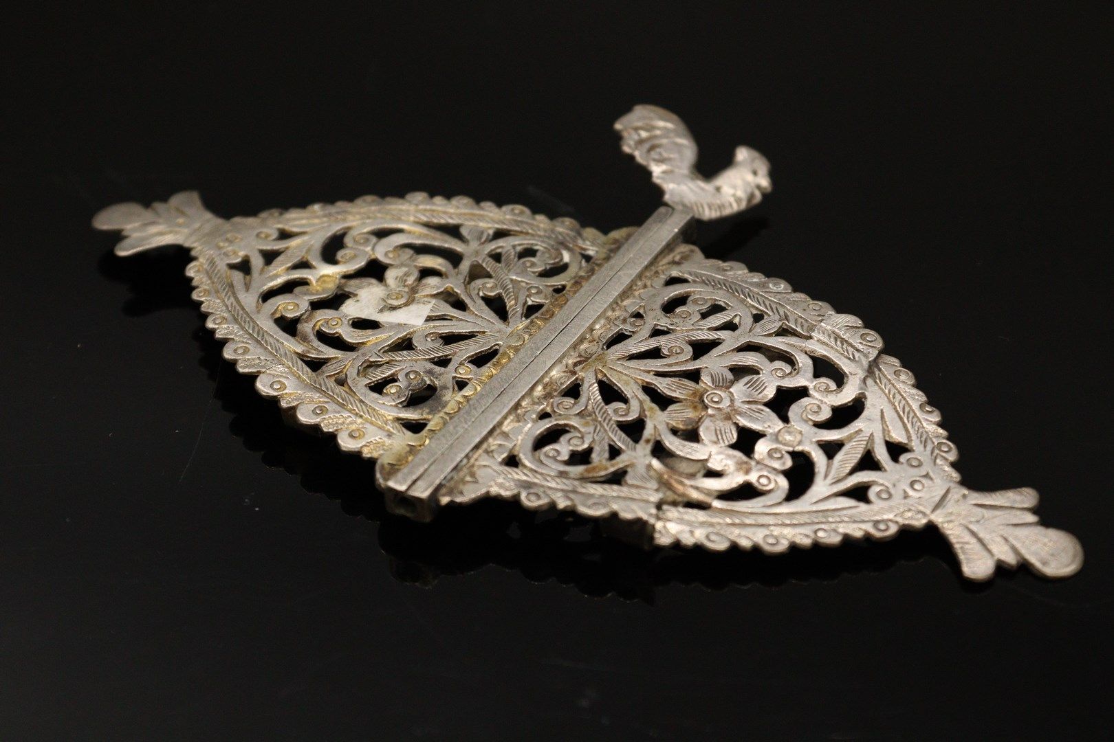 Null Mantelklammer aus Silber (800) in Navette-Form mit durchbrochenem und gravi&hellip;