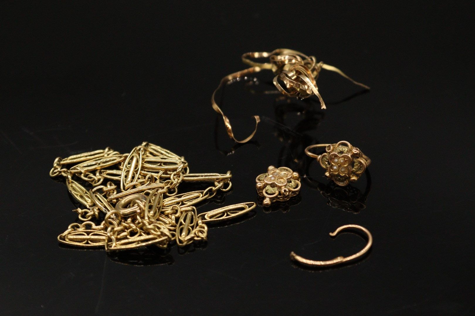 Null Lote de restos de oro amarillo de 18k (750) compuesto por : 

- un par de t&hellip;