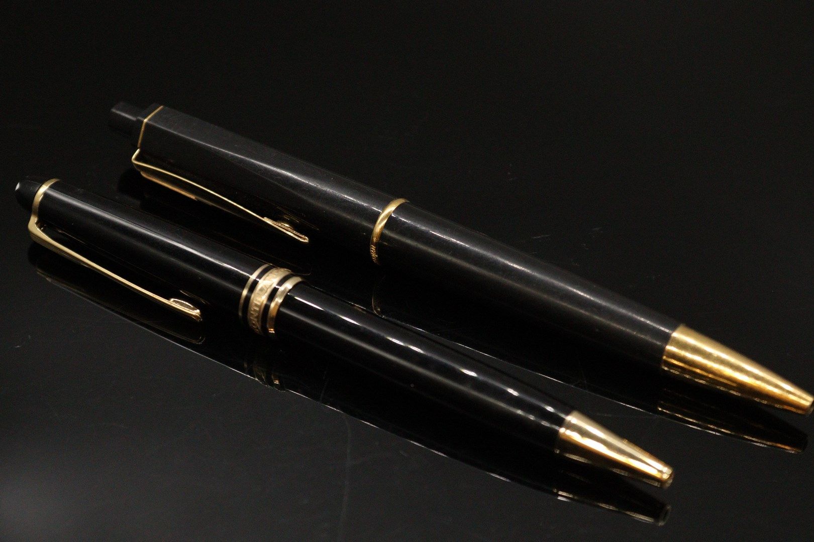 Null MONTBLANC

Ballpoint pen in black resin and gold metal details. Model "MEIS&hellip;