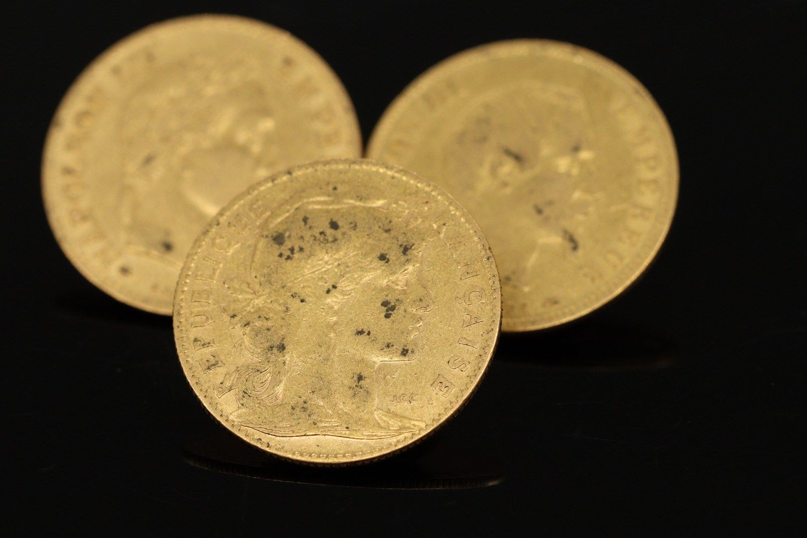 Null Lot de trois pièce en or de 10 Francs : 

- une pièce de 10 Francs au coq (&hellip;