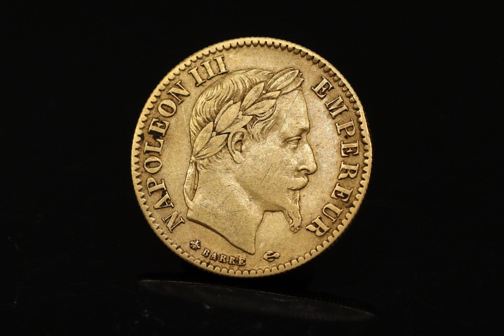 Null 10-Franc-Goldmünze Napoleon III mit Kopf (1865 A). 

TB

Gewicht: 3,22 g.