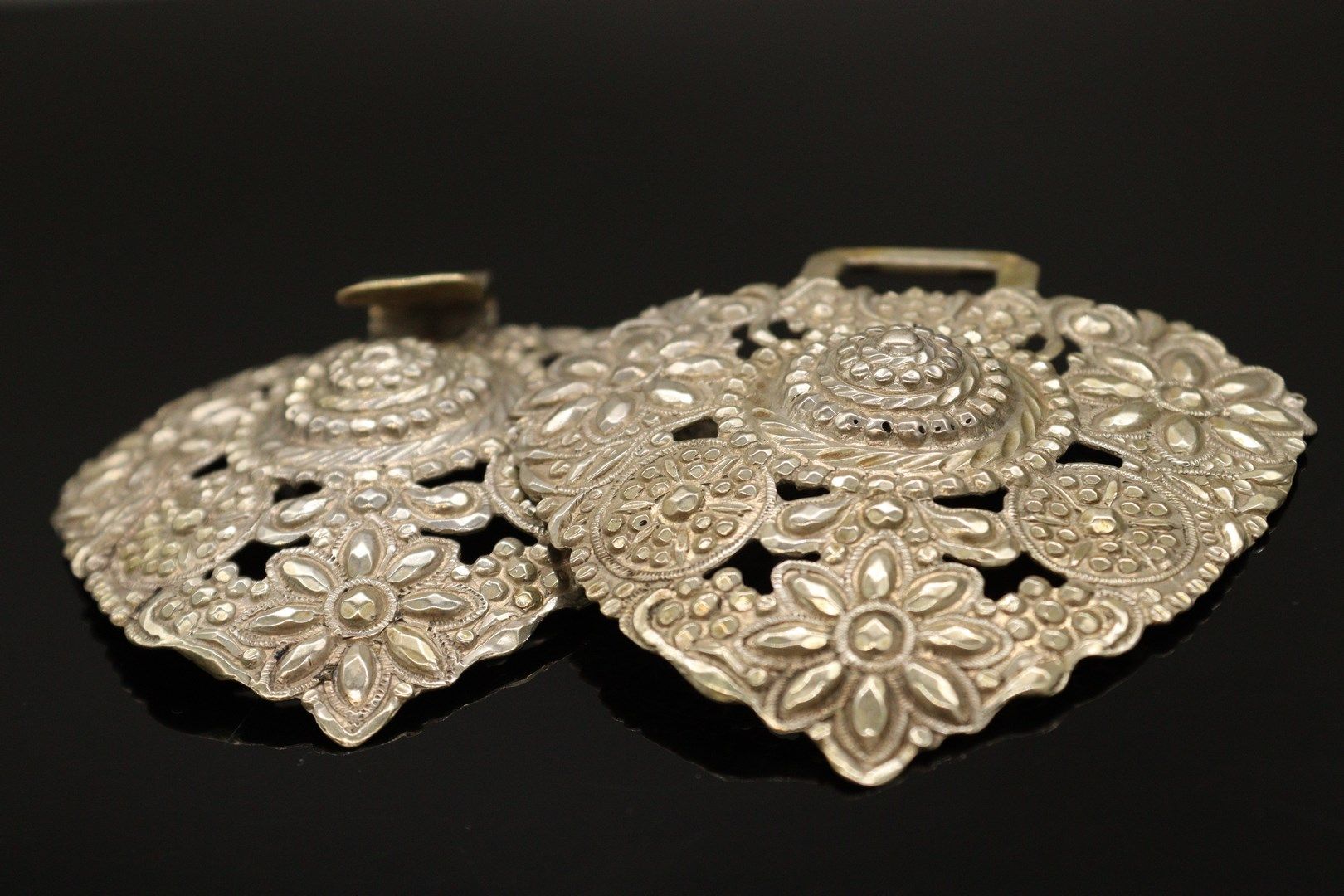 Null Normannische Mantelklammer aus gegossenem und ziseliertem Silber (800) mit &hellip;