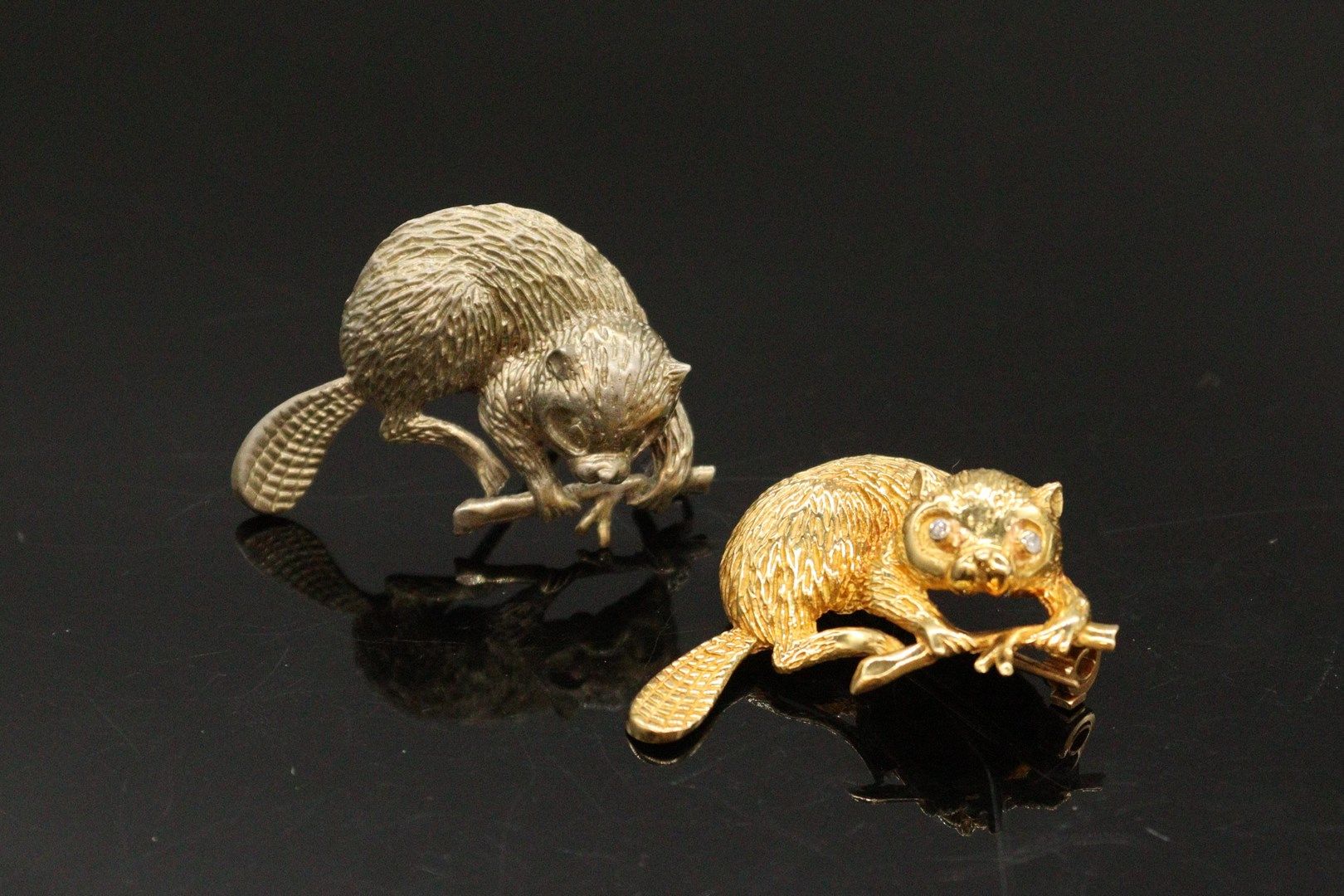 Null Lot of two brooches featuring a beaver, one in 18K yellow gold (750) with e&hellip;